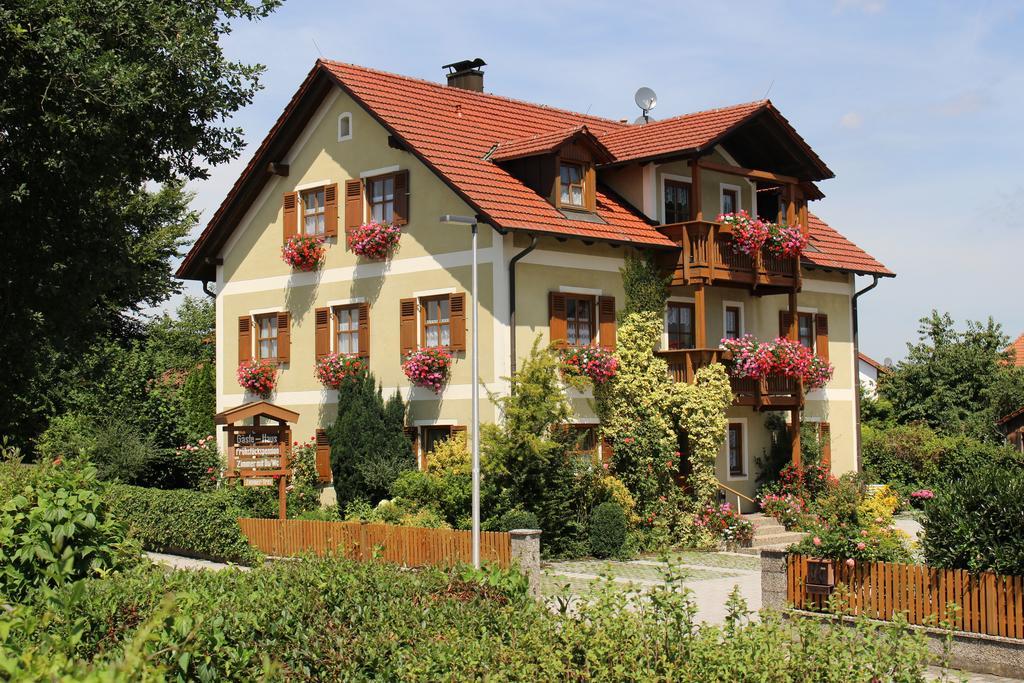 Gaeste-Haus Roesch Wiesent المظهر الخارجي الصورة